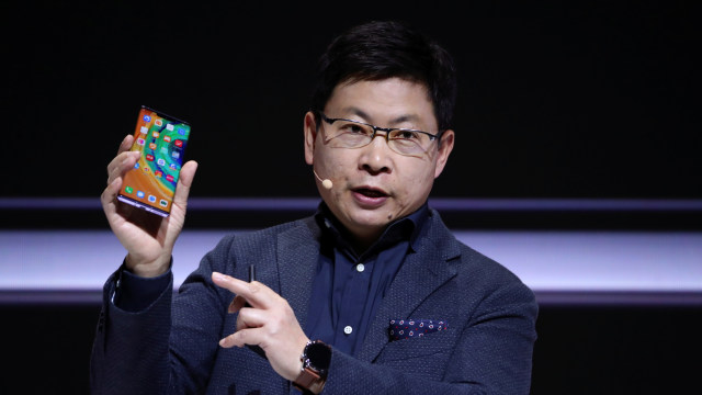 Richard Yu, CEO Huawei, memperkenalkan smartphone Mate 30. Foto: Michael Dalder/Reuters