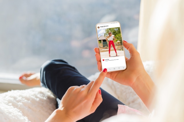 Ilsutrasi melihat instagram. Foto: Shutterstock