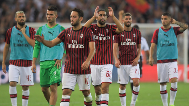 Eskpresi kecewa para pemain Milan usai dikalahkan Udinese. Foto: AFP/Miguel Medina