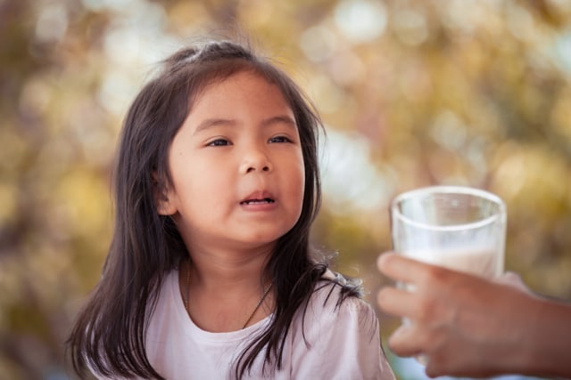 Ilustrasi anak tidak mau minum susu. Foto: Shutterstock