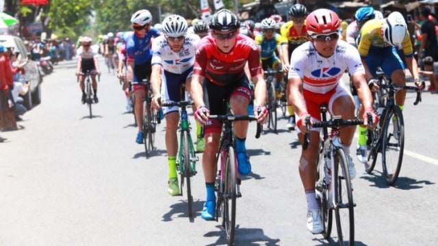 Sejumlah pebalap sepeda memacu sepedanya pada ajang Tour De Banyuwangi Ijen (ITdBI). Foto: Dok. Humas Pemkab Banyuwangi 