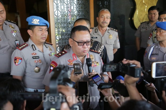 Kapolda Jatim Irjen Pol Drs. Luki Hermawan, M.Si didampingi Wadirkrimsus AKBP Arman Asmara, S.H., S.I.K., M.H dan Kabidpropam Kombes Pol Hendra Wirawan, S.I.K Saat mengumukan status DPO Veronika Koman di depan gedung Tribrata Mapolda Jatim