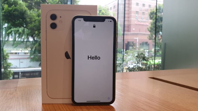 Unboxing iPhone 11, ketika ponsel dinyalakan. Foto: Bianda Ludwianto/kumparan