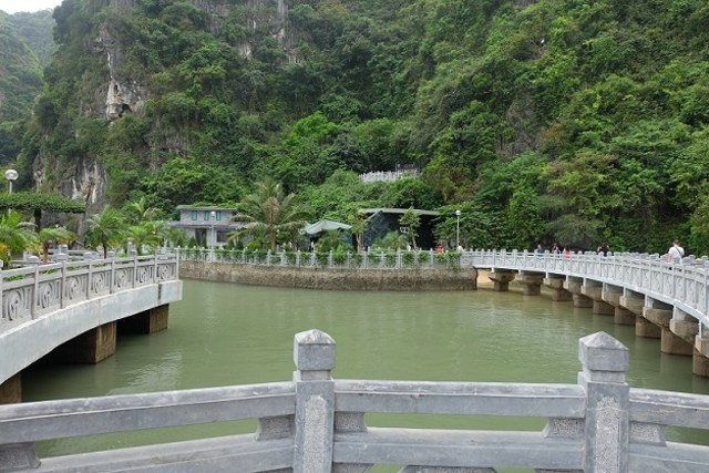 Kaki bukit di bawah Dong Thien Cung Cave (foto: Dok. Pribadi Eka Situmorang-Sir)