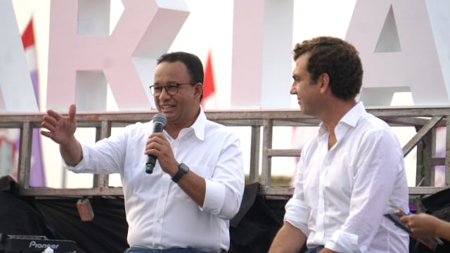 Gubernur DKI Jakarta, Anies Baswedan (kiri) menggelar konferensi pers Jakarta Formula E-Prix di Lapangan Monas, Jakarta, Jumat (20/9). Foto: Nugroho Sejati/kumparan