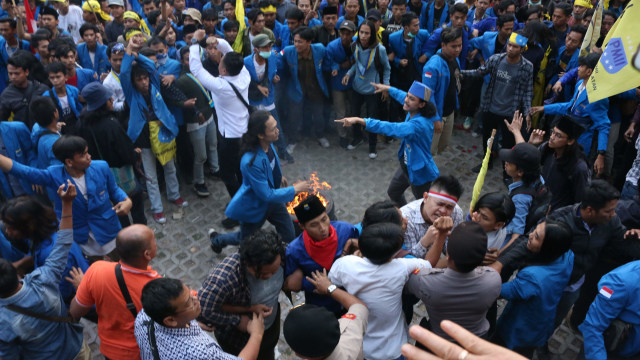 Mahasiswa PMII melakukan aksi bakar ban di depan Gedung KPK, Jumat (20/9/2019). Foto: Helmi Afandi Abdullah/kumparan