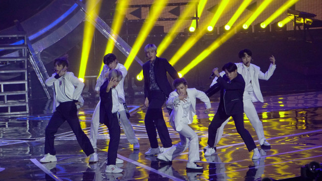 Penampilan Ateez di Smartfren WOW, Istora, Jakarta, Jumat (20/09/2019).  Foto: Jamal Ramadhan/kumparan 