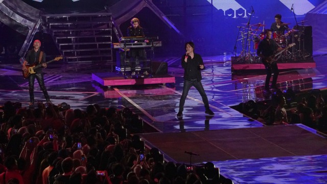 Penampilan Dewa 19 feat Once di Smartfren WOW, Istora, Jakarta, Jumat (20/9/2019).  Foto: Jamal Ramadhan/kumparan 