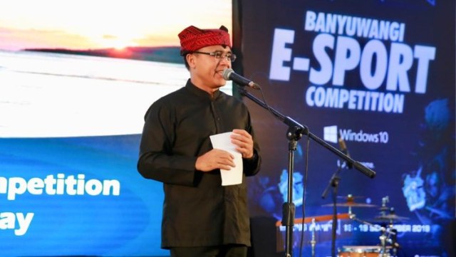 Bupati Banyuwangi Abdullah Azwar Anas memberikan sambutan saat menghadiri kompetisi e-sport di Gedung Wanita Banyuwangi. Foto: Dok. Humas Pemkab Banyuwangi 