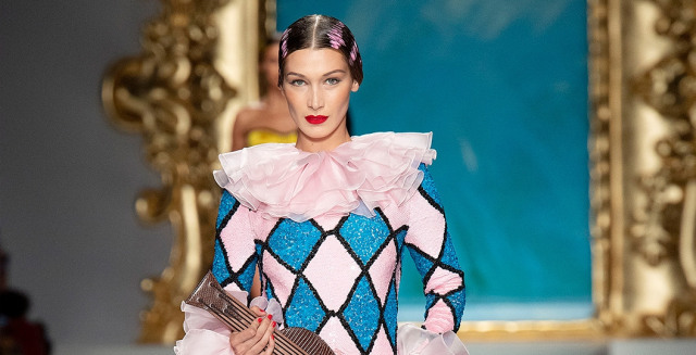 Bella Hadid memeragakan koleksi Moschino dalam runway Millan Fashion Week SS20. Foto: Dok. Moschino