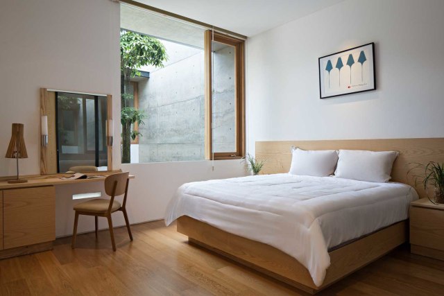Kamar tidur rapi BBA Hikari House karya Alpha Interdesign, via: arsitag.com