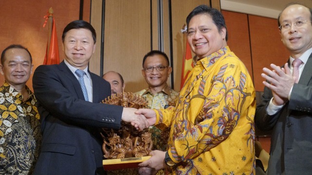 Ketua Umum Partai Golkar, Airlangga Hartarto (kedua kanan) berjabat tangan dengan Politikus PKC, Song Tao (kedua kiri) di Hotel Shangri-la, Jakarta Pusat Foto: Helmi Afandi Abdullah/kumparan