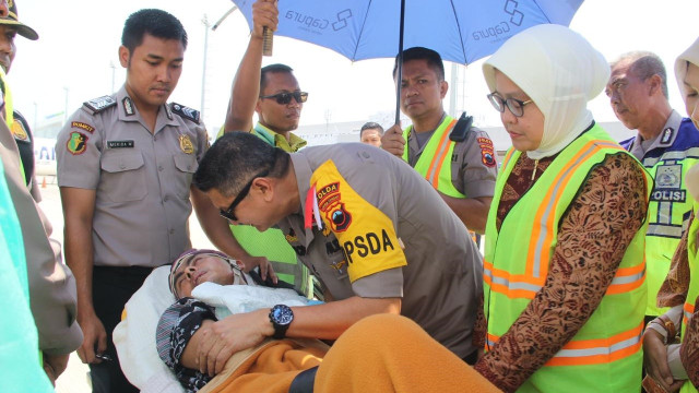 Kapolda Jateng, Irjen Rycko Amelza Dahniel melihat kondisi mantan Kasatreskrim Wonogiri, Aditya Mulya Ramdani. Foto: Dok. Polda Jateng