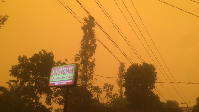 Kondisi langit Jambi yang memerah. Foto: istimewa
