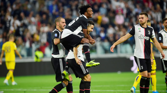 Pemain-pemain Juventus merayakan gol Cristiano Ronaldo di laga melawan Verona. Foto: REUTERS/Massimo Pinca