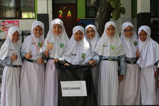Siswa SD Muhammadiyah Palur di sela-sela memunguti sampah dilingkungan sekolah. (Fernando Fitusia)