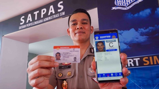Smart SIM dan aplikasi SIM Online. Foto: Irfan Adi Saputra/kumparan