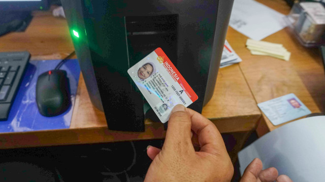 Tampak depan Smart SIM yang baru di cetak. Foto: Irfan Adi Saputra/kumparan