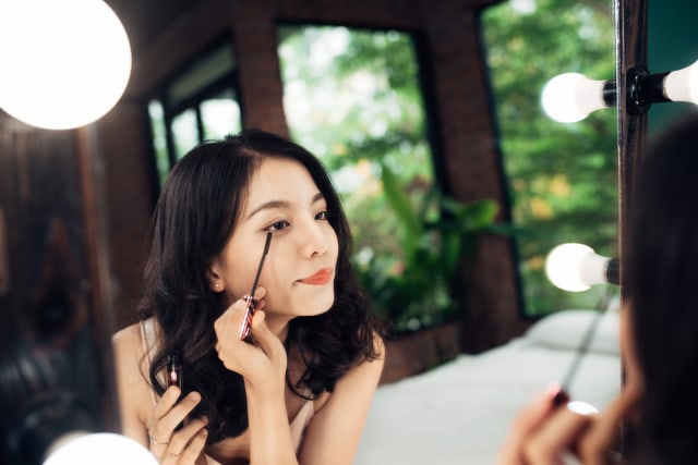 Merawat bulu mata dengan minyak kelapa. Foto: Shutterstock