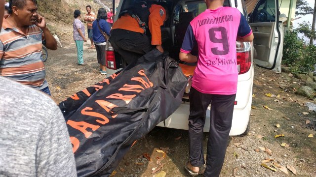 Tim SAR saat mengevakusi jenazah korban siswi SMA yang tewas di Perairan Danau Toba. Foto: Dok. Istimewa