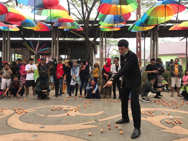 Tim Muri menghitung jumlah telur yang berdiri pada Kulminasi Matahari di Pontianak, Minggu (22/9). Foto: Teri/Hi!Pontianak