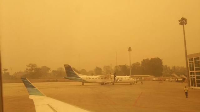 Langit merah di Bandara Sultan Thaha di Jambi sore ini. Foto: Dok. Olivi