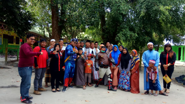 Gundala dan Superman berkunjung ke Panti Asuhan Muhammadiyah, Pangkalan Bun. (Foto: Fiyya)
