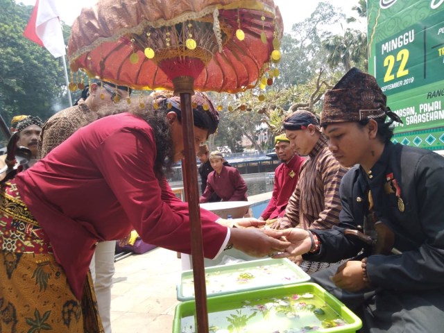 Ritual penyucian keris di Pendopo Wendit, Kabupaten Malang tadi siang (21/9). Foto: hafis iqbal/tugumalangid