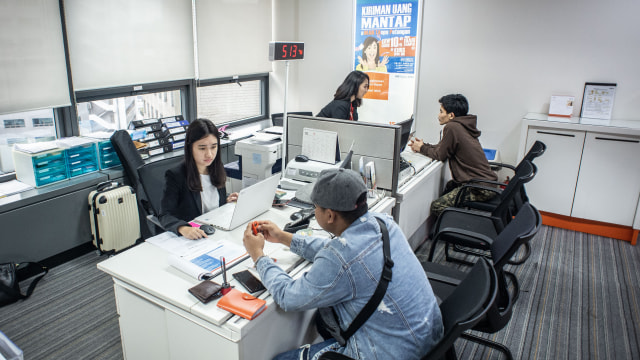 Ilustrasi nasabah meminta keringanan angsuran ke petugas bank. Foto: ANTARA FOTO/Aprillio Akbar