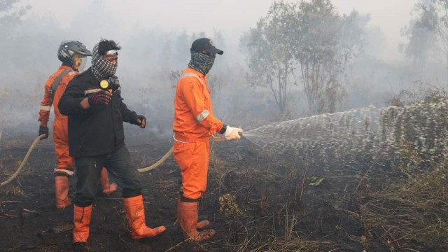 Petugas Dinas Kehutanan Kalsel memadamkan api di Guntung Damar, Banjarbaru. Foto: Dishut Kalsel