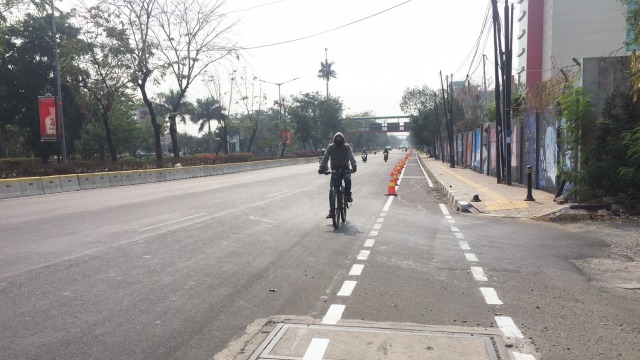 Seorang pesepeda melaju di luar jalur khusus sepeda di Jalan Pemuda, Rawamangun, Jakarta Timur. Foto: Andesta Herli Wijaya/ kumparan