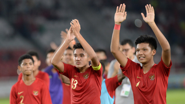 Pesepak bola Timnas Indonesia U-16 Marcell Januar Putra (kedua kanan) dan Kadek Arel Priyatna (kanan) usai melawan Timnas China U-16 pada laga kualifikasi Piala AFC U-16 2020 di Stadion Gelora Bung Karno, Jakarta, Minggu (22/9/2019). Foto: ANTARA FOTO/M Risyal Hidayat