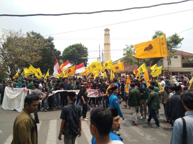 Suasana aksi massa PMII saat tertahan di gerbang Kantor DPRD dan Pemerintah Provinsi Lampung, Senin (23/9) | Foto : Obbie Fernando/Lampung Geh
