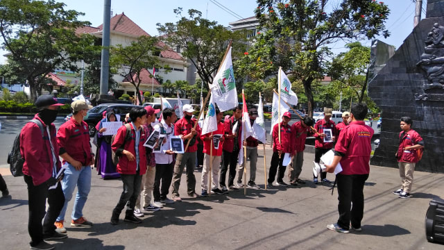 Aksi puluhan mahasiswa dari organisasi KAMMI Semarang di depan DPRD Provinsi Jateng. Foto: Afiati Tsalitsati/kumparan.