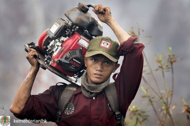 Petugas Kementerian LHK mengangkat mesin untuk memadamkan api. Foto: Twitter @kementerianLHK