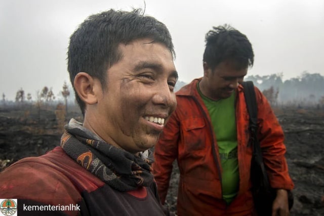 Para petugas tetap tersenyum disela-sela berjuang memadamkan api. Foto: Twitter @kementerianLHK