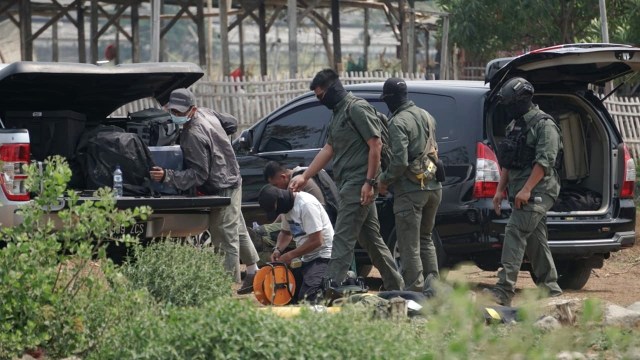 Anggota Densus 88 menyiapkan peralatan untuk peledakan bom di Cilincing, Jakarta Utara, Senin (23/9/2019). Foto: Iqbal Firdaus/kumparan