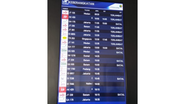 Papan pengumuman keberangkatan dari Bandara Sultan Syarif Kasim (SSK) II Pekanbaru, Senin (23/9). (Foto: AINUR RAFIQ)