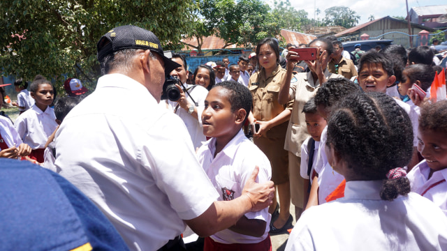 Mendikbud Muhadjir Effendy saat berbicara dengan siswa di SD Negeri Inpres Kemiri, Jayapura, Papua. Foto: Darin Atiandina/kumparan