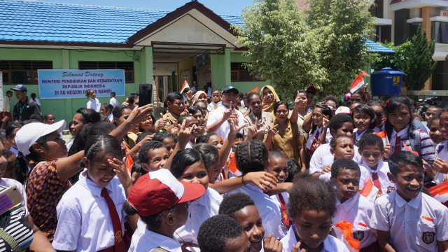 Mendikbud Muhadjir Effendy berswafoto dengan siswa SD Negeri Inpres Kemiri, Jayapura, Papua. Foto: Darin Atiandina/kumparan