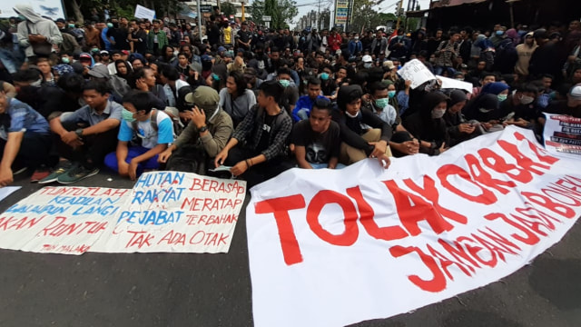 Demo mahasiswa di Jalan Gejayan, Sleman, DIY. Foto: Arfiansyah Panji Purnadaru/ kumparan