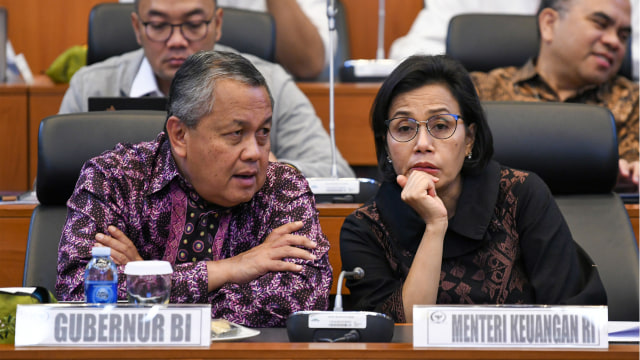 Menteri Keuangan Sri Mulyani (kanan) berbincang dengan Gubernur BI Perry Warjiyo berbincang rapat kerja pengesahan tingkat pertama RAPBN tahun 2020. Foto: ANTARA FOTO/M Risyal Hidayat