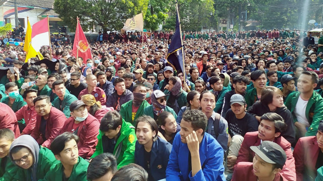 Aksi mahasiswa dari berbagai universitas di Bandung yang berlangsung di depan Kantor DPRD Jabar, Jalan Diponegoro. Foto: Rachmadi Rasyad/kumparan