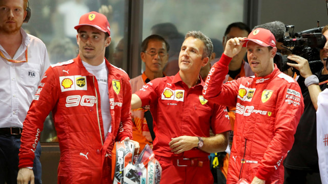 Sebastian Vettel dan Charles Leclerc usai membalap di F1 Singapura. Foto: REUTERS/Tim Chong