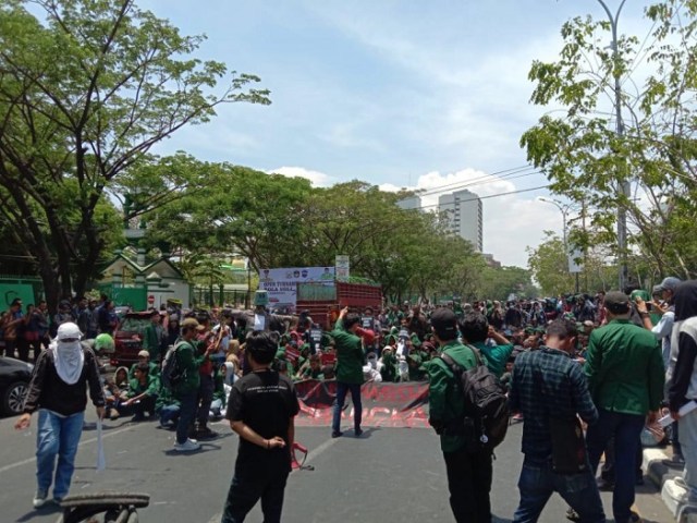Mahasiwa UMI Demo dan blokade jalan di depan kampusnya di Jalan Urip Sumoharjo Makassar, Senin (23/9).