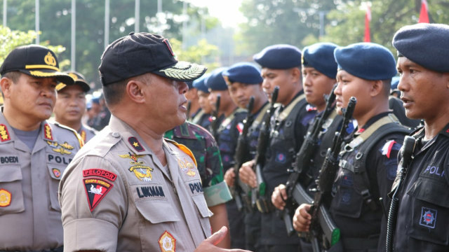 Kapolda Sulteng Brigjen Pol Lukman Wahyu Harianto saat mengecek ratusan personel Polda Sulteng pada Apel Gelar Pasukan Operasi Mantap Brata-2019, di Lapangan Vatulemo, Kota Palu, Jumat (22/03). Foto. Dok.Humas Polda Sulteng