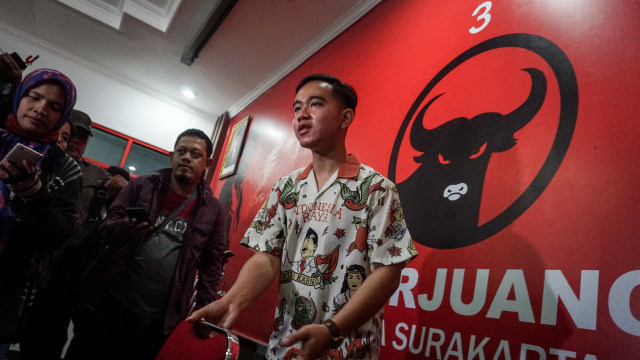 Gibran Rakabuming Raka usai menyerahkan berkas pendaftaran anggota partai di kantor DPC PDIP Solo, 23 September 2019. Foto: ANTARA/Mohammad Ayudha