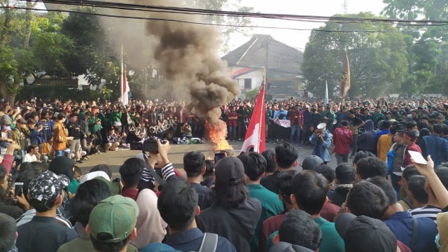 Mahasiswa membakar ban saat unjuk rasa di depan Gedung DPRD Jawa Barat, Senin (23/9/2019). Foto: Rachmadi Rasyad/kumparan