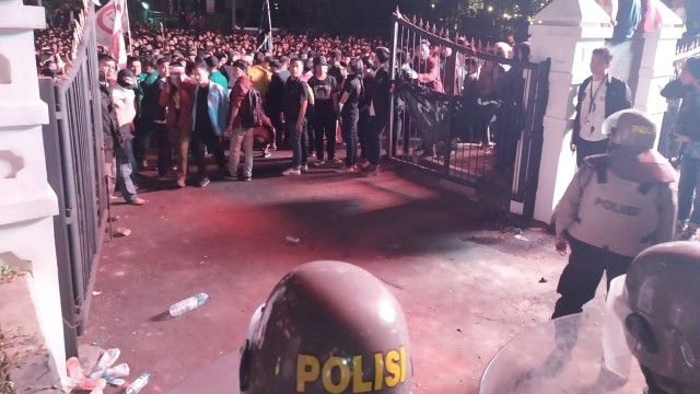 Pagar DPRD Jabar yang akhirnya dibuka untuk mahasiswa. Foto: Rachmadi Rasyad/kumparan