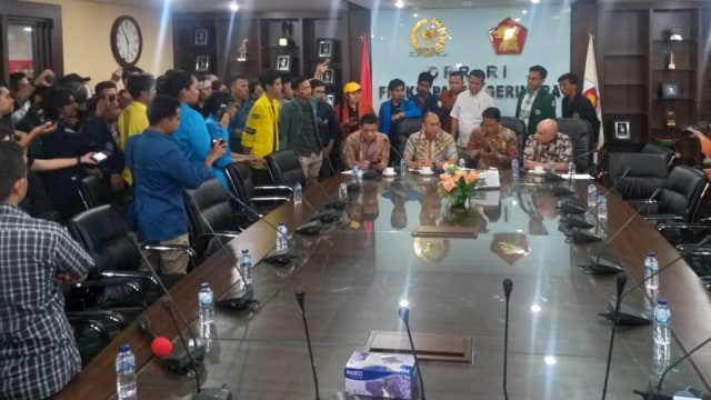 Perwakilan mahasiswa menolak audiensi dilakukan di ruangan fraksi Gerindra. Foto: Paulina Herasmaranindar/kumparan